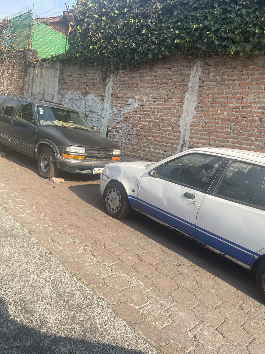 tropoman1982's tweet photo. @AdrianRubalcava @AlcCuajimalpa @CuajimalpaSeg Pues si vinieron, gracias, pero como siempre la ley y el respeto a la libre vía y a la autoridad son efímeras,se arreglan ($) con las personas y ahí está la muestra, ya se volvió a poner la basura de nuevo, triste pero muy mexicano caray, agrego un par más de coches chatarra https://t.co/7wUmq4M1H9