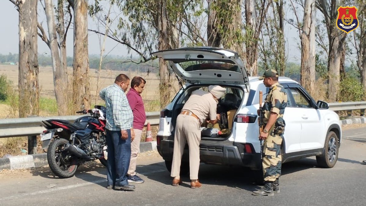 PathankotPolice's tweet image. Pathankot Police have launched #intensive #Day/Night patrols and checking to ensure safe environment for the residents of district.

#SafePunjab
#YourSaferyOurPriority