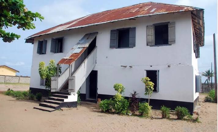 The first storey building in Nigeria 🇳🇬, located in Badagry, Lagos State, was built by the missionaries in 1845.

It now serves as a tourism site and houses the first Yoruba translated Bible by Samuel Ajayi Crowther.

#ThisIsAfrica #VisitAfrica