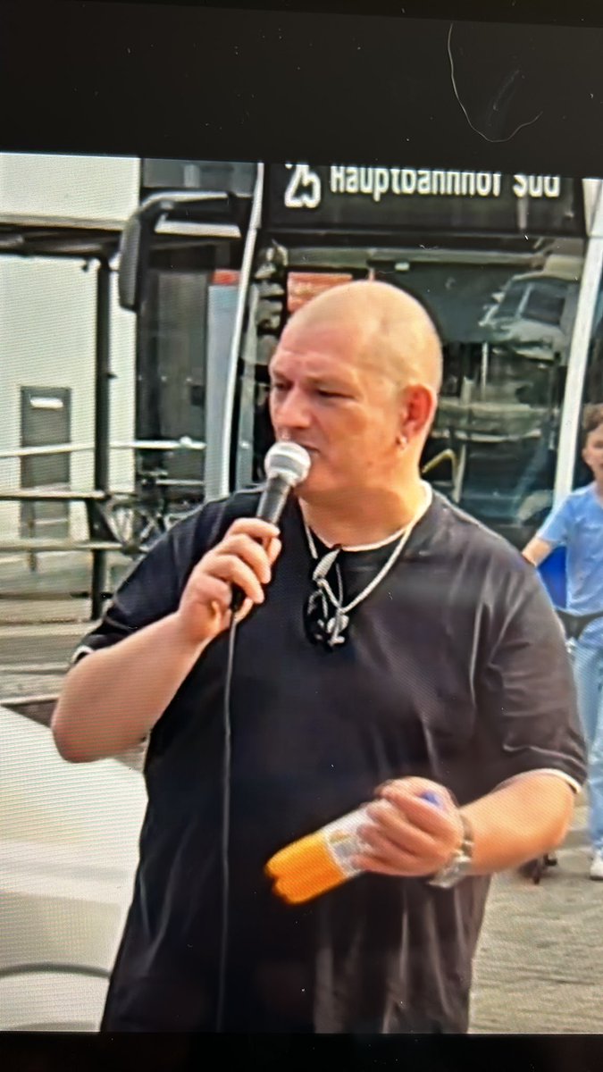 DerNorb's tweet photo. Die so genannte „Friedensbewegung #Rostock“ steckt tief in der Krise, nur noch der harte Kern kommt und man latscht im Kreis. Daher Öffnung zur Basispartei und AfD.
Mit Sven #Streck ein neuer Tiefpunkt, siehe dessen Vita: ⬇️
https://t.co/TQPd8WXz5q
#Neonazi https://t.co/nW41n5GpeR
