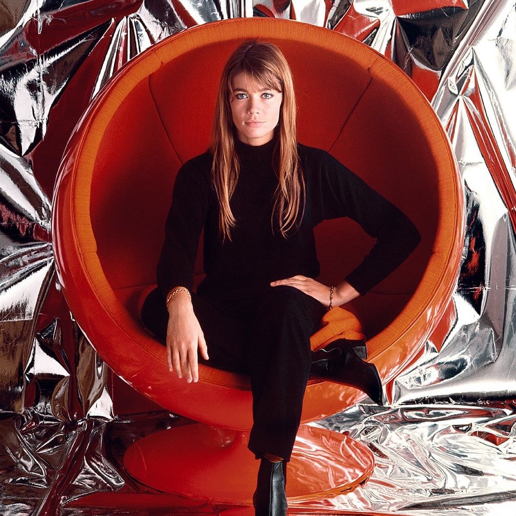 Françoise Hardy chilling out in Finnish designer
Eero Aarnio’s iconic Ball Chair 

📷 Jean-Marie Périer 
November 1966