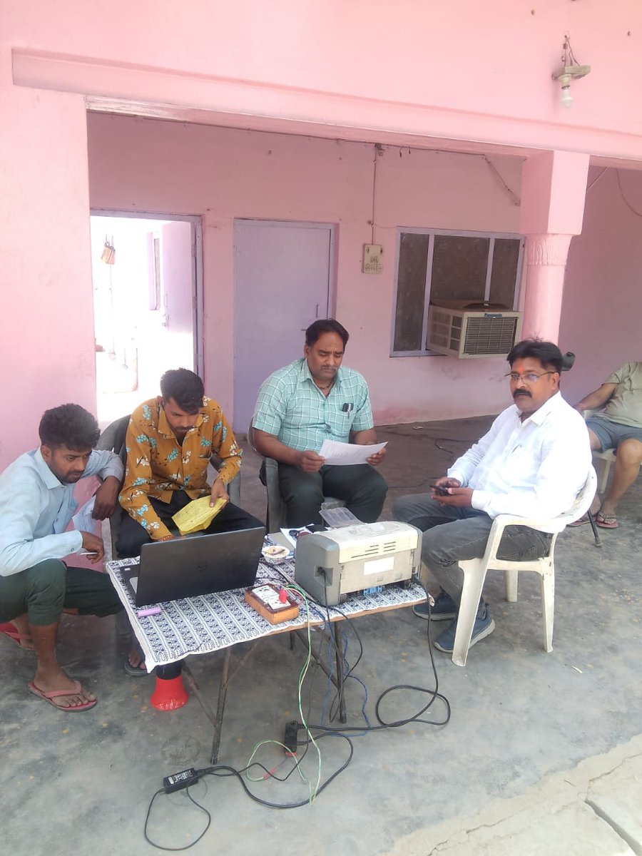 आज दिनांक 21.05.24 को इं0 गोपाल चतुर्वेदी उपखंड अधिकारी द्वारा गांव मितई में आयोजित केम्प का औचक निरीक्षण किया सम्बंधित JE ओर कर्मचारियों को ज्यादा से ज्यादा बिल जमा कराने हेतु आवश्यक दिशा निर्देश दिए।
<a href="/DvvnlDirComm/">DVVNL DIRECTOR COMMERCIAL</a> <a href="/MDDVVNL/">MD DVVNL AGRA</a> <a href="/UPPCLLKO/">UPPCL</a> <a href="/UppclChairman/">CMD UPPCL</a> <a href="/dvvnlhq/">Dakshinanchal Vidyut Vitran Nigam Limited</a>