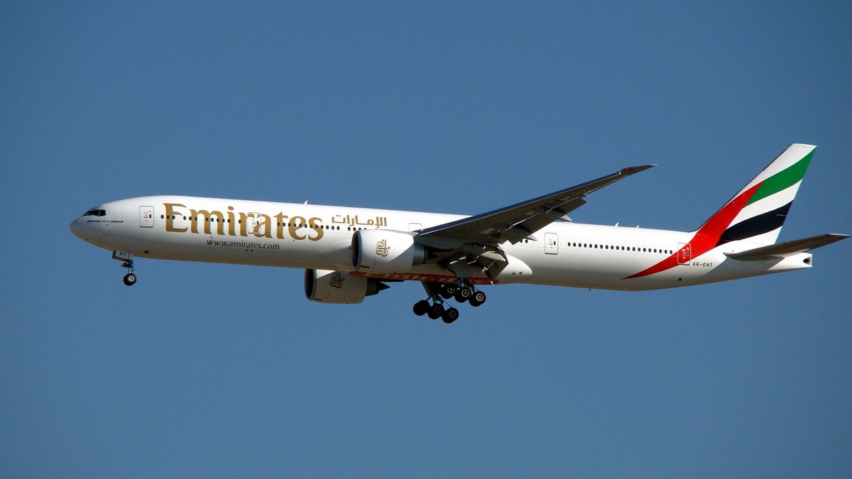 🦩Emirates flight EK508 from Dubai to Mumbai experienced a significant bird strike.

🦩While approaching Mumbai, it collided with a flock of flamingos, resulting in the death of 32 birds.

🦩The B777, registered as A6-ENT, sustained considerable damage and has been grounded.