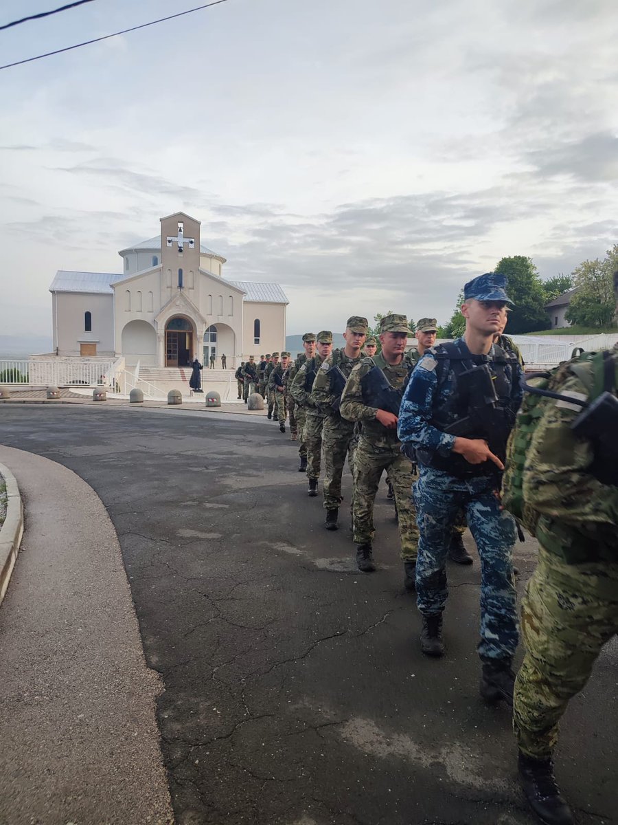 Jutros u 05:00 sati polaznici 10. naraštaja obuke za razvoj vođa krenuli su iz Središta za razvoj vođa 'Marko Babić' na završnu hodnju dugu 88 km od Udbine do Knina. #hrvatskavojska 🇭🇷