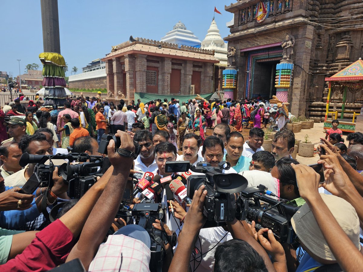 Today, Sri @Pawankhera  Chairman,Media & Publicity,AICC visited Jagannath temple, Puri & took blessings.He said,Sambit Patra's claim that Prabhu Jagannath is a devotee of Modi is deeply offensive& an insult to lakhs of Jagannath Premi. Ppl will teach him lesson for his arrogance.