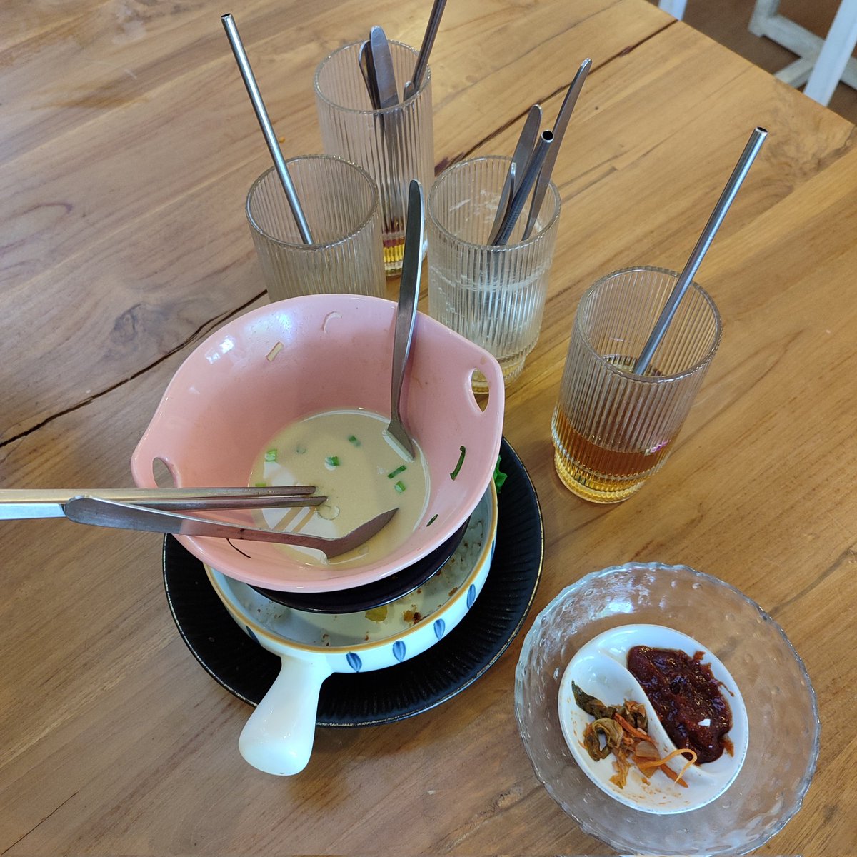 penerbitharu's tweet image. Siapa di sini kalau selesai makan di restoran/kafe pasti piring dan gelasnya ditumpuk di tengah untuk mempermudah kakak waitress saat membersihkan meja?

Tapi bagaimana jika hal yang kamu anggap baik bisa merugikan orang lain.