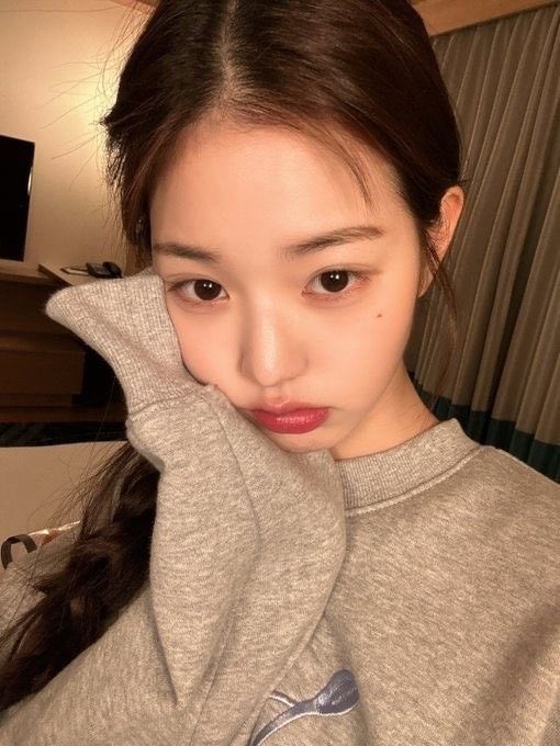 wonyobeloved's tweet photo. “people died” and it’s just jang wonyoung’s bed selfies https://t.co/eDN0zOVIvy
