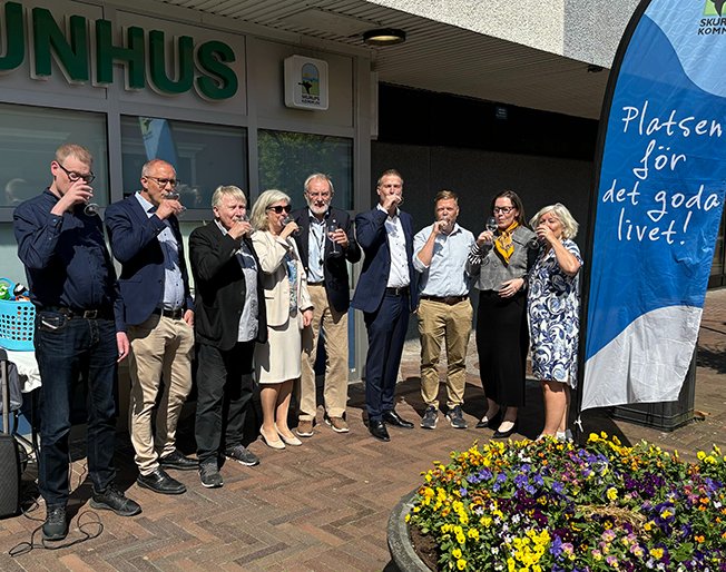 Den 20 maj invigde Skurups kommun och Sydvatten tillsammans den nya vattenledningen som förser Skurup med dricksvatten.
“Det är glädjande att Skurup nu också får sitt dricksvatten från Sydvatten" säger Ilmar Reepalu, ordförande i Sydvattens styrelse.

#vatten #dricksvatten #VA