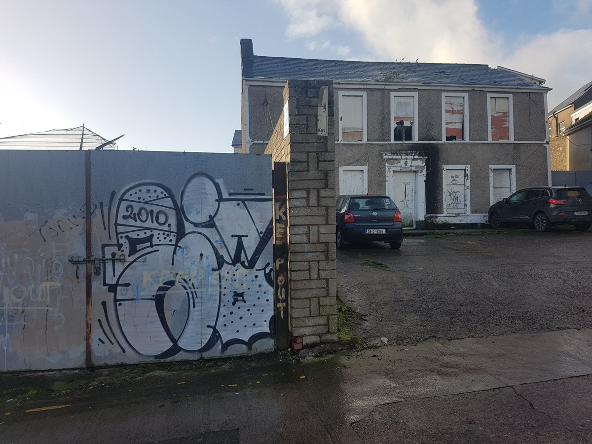 I first photographed this home Dec'18
@judesherry & I moved from Amsterdam a month earlier & were already getting weighed down with sickening levels of #DerelictIreland
Still decaying 6 yrs later @corkcitycouncil have never registered it as derelict
There are now plans to restore