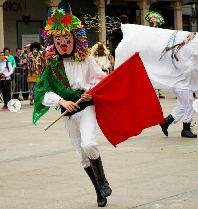 FederacionLeon's tweet photo. En Alcoba de la Ribera, había una forma de provocar. LA CACHIPORRA:
 -¡Ti fulano! (nombre del señor)

-El señor de la casa contestaba: ¿Quién va?

Para finalizar los mozos dicen una de estas frases:

-¡Allá te va la cachiporra atada con un ramal, que en mi casa no quiere parar! https://t.co/ZJXr582d9R