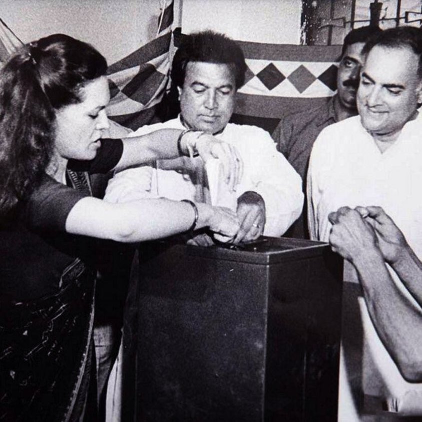 1991) Rajiv Gandhi & Sonia Gandhi cast their vote for Congress candidate Rajesh Khanna, at Nirman Bhawan New Delhi.