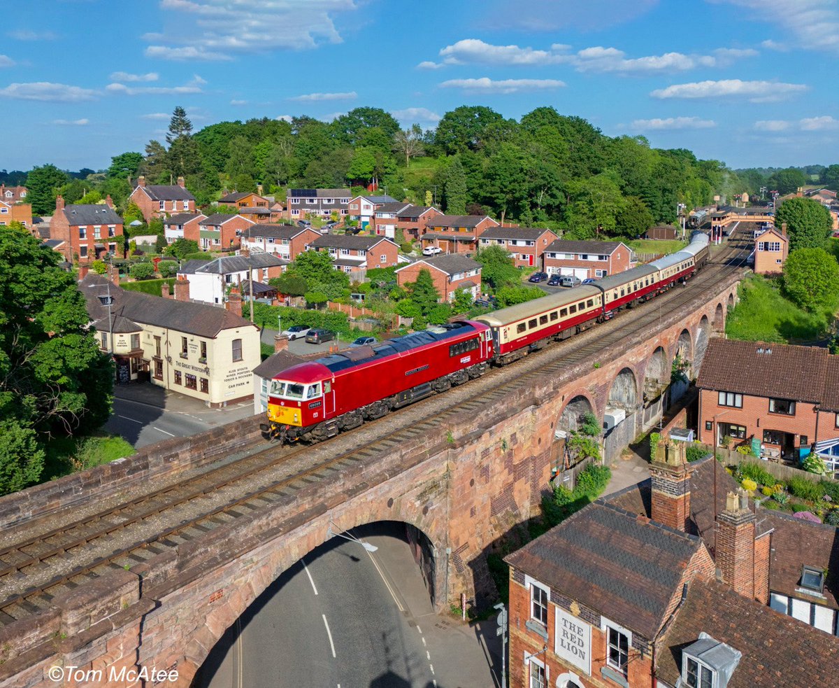 69009 'Western Consort' crossing Wribbenhall Viaduct passes through the perfect pit stop, 🍺 between the Red Lion & The Great Western pubs at Bewdley. 19th May 2024. 📸 ☀️ @SVRDiesels ⭐️ Framed Prints ⬇️🏞️🚂 railwayartprintshop.etsy.com/uk/listing/172… @GBRailfreight #class69 #gbrf #bewdley