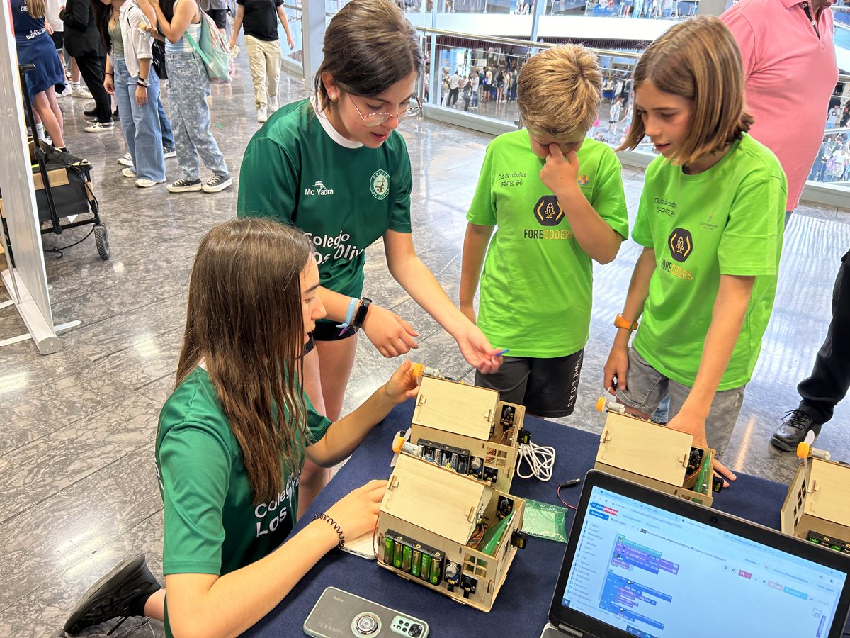colegioolivos's tweet photo. Y ahora mostramos el proyecto de 2º ESO, en Tecnología y Digitalización, presentado por nuestros alumnos y su profesor Eugenio a FANTEC. Es el control de una casa domótica “Smart Home”
#fantec #fantec2024 #ColegioLosOlivos #Agustinos #ESOolivos @fantecmalaga @feria_de_tecnologia https://t.co/2BJpOZ3afb