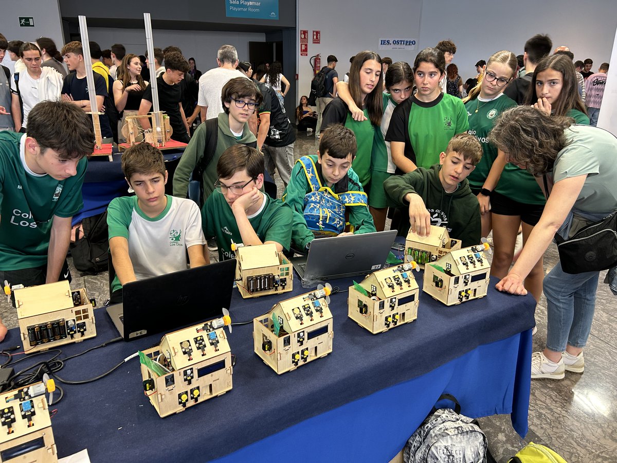 Y ahora mostramos el proyecto de 2º ESO, en Tecnología y Digitalización, presentado por nuestros alumnos y su profesor Eugenio a FANTEC. Es el control de una casa domótica “Smart Home”
#fantec #fantec2024 #ColegioLosOlivos #Agustinos #ESOolivos <a href="/fantecmalaga/">FANTEC</a> @feria_de_tecnologia