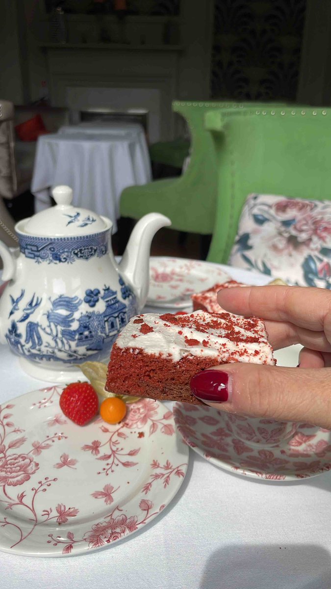 Sipping tea, enjoying bubbles, and indulging in our homemade cake – one of summer’s simple pleasures. 🍰✨ #bonningtondublin #cake #bubbles #tea #ireland #dublincity