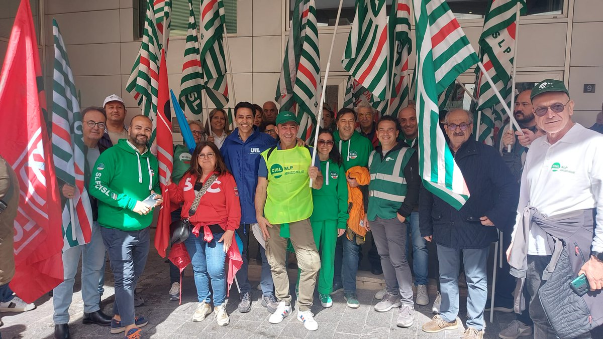 CISLAbruzzoMoli's tweet photo. 👥Oggi siamo con i lavoratori delle #PosteItaliane #SlpCisl Presidio davanti alla Prefettura L'Aquila a sostegno della mobilitazione indetta a livello nazionale.Sono tante le preoccupazioni perché produrrà effetti negativi sui territori e metterebbe a rischio posti di lavoro https://t.co/i6yUxgqEqm