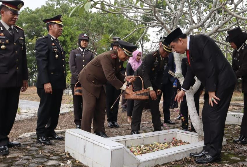 redaksidetail's tweet photo. Usai Pelaksanaan Upacara, Pj Bupati Merangin Beserta Rombongan Lakukan Ziarah ke TMP Patriot Bhakti

https://t.co/xRnxXFbdDx https://t.co/fMXtuNakwq