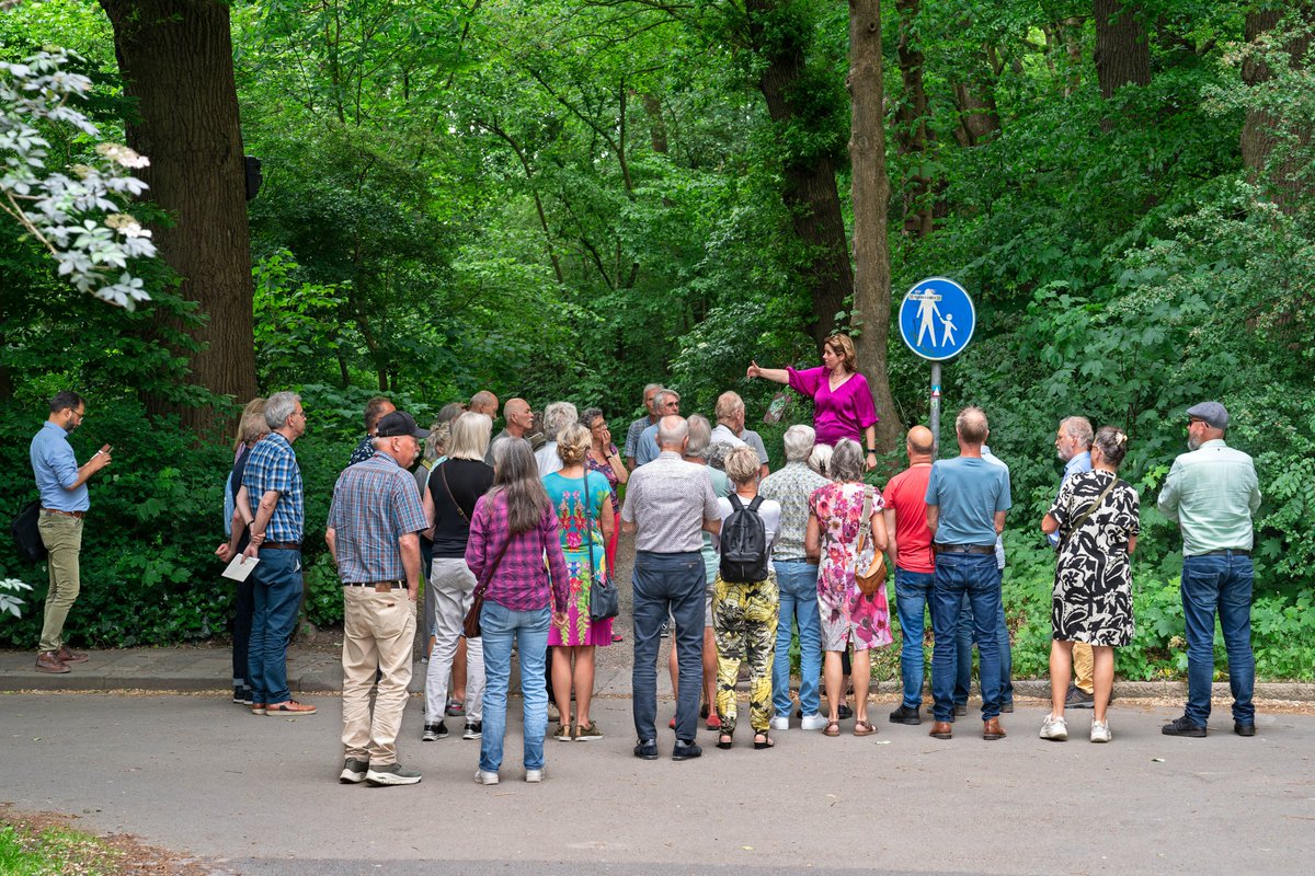 Wethouder Rik van Niejenhuis reikte 16 mei het eerste exemplaar van het boek Oude en nieuwe werken over de Helperlinie uit. bit.ly/3QTdopP Aanleiding voor het boek was de opgraving van een deel van de Helperlinie bij de bouw van appartementen aan de Kempensberg.