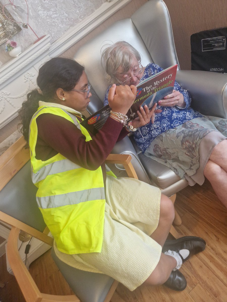 AnfieldReads's tweet photo. A lovely afternoon reading all about science the residents at Simonsfield Nursing Home. 
Well done Y6. @AnfieldRoadY6 https://t.co/OzoYRH6yyj