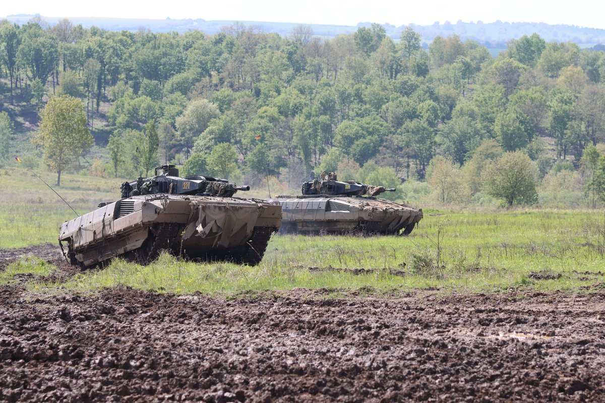 In der #eVA-Battlegroup Slowakei trainierte die #BundeswehrimEinsatz die Verteidigung von #NATO-Bündnisgebiet. Deutsche Schützenpanzer Puma drängten zusammen mit Verbündeten den Angreifer im Gefecht zurück. Mehr zur Übung „Strong Cohesion 24“ unter: bundeswehr.de/de/einsaetze-b…
