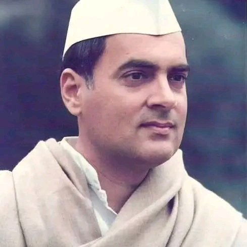 #RememberingRajiv
भारत एक प्राचीन देश है लेकिन एक युवा राष्ट्र है और हम हर जगह युवाओं की तरह उत्सुक हैं। मैं युवा हूं और मेरा भी एक सपना है। मैं एक मजबूत, स्वतंत्र, आत्मनिर्भर और दुनिया में सेवा करने के मामले में सबसे आगे रहने वाले भारत का सपना देखता हूं। - श्री राजीव गांधी जी🙏🏻