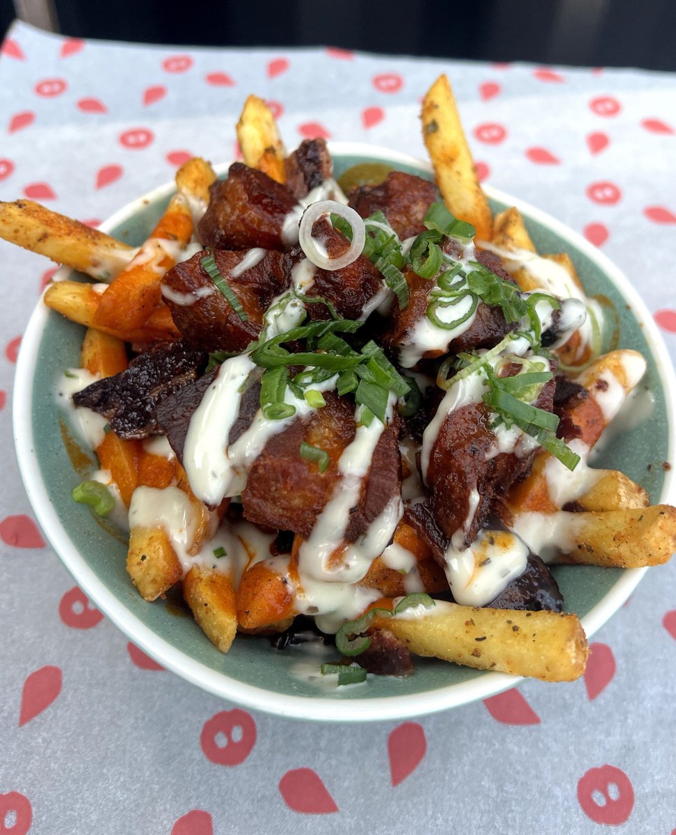 What would make the ultimate dirty fries in your opinion? Cause we think we might've made them.

Our house seasoned fries, buffalo sauce, blue cheese ranch, crispy <a href="/thejollyhog/">The Jolly Hog</a> Streaky Bacon &amp; spring onions.
thejollyhog.com/find-us/jolly-…

#bristol #bristolfood #foodie