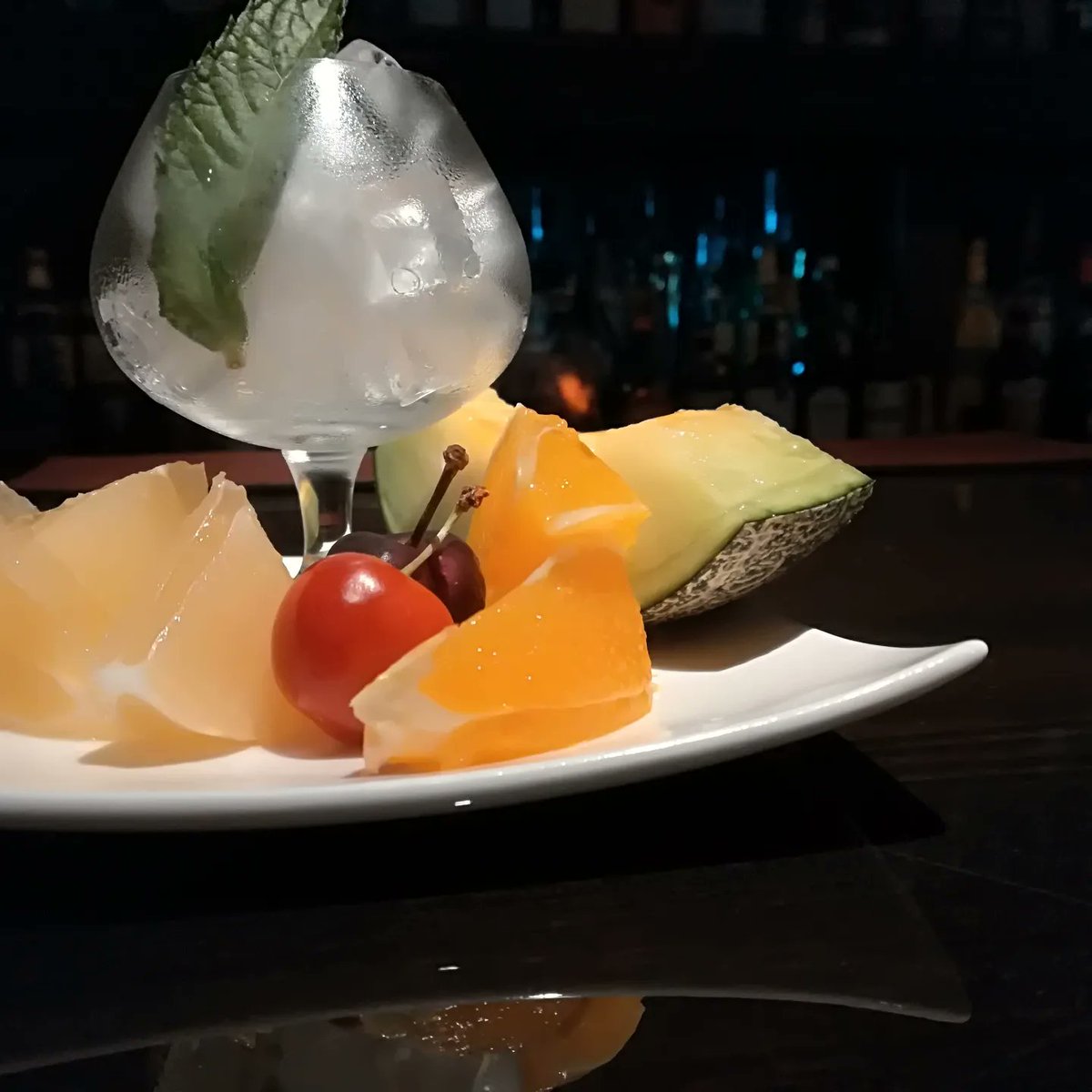 BartenderTaro's tweet photo. 5/21（火）
本日も18:00〜2:00となります。
メロン🍈、スイカ🍉、パイナップル🍍、マンゴー🥭等初夏の果物が溢れております。

今宵も皆様のご来店を心よりお待ちしていますね

あなたの椅子がここにありますよ

https://t.co/BZRqFTioN0

#bar #bartarrows  #barld #神楽坂 #バー #バータロウズ https://t.co/cuanSlHMzF