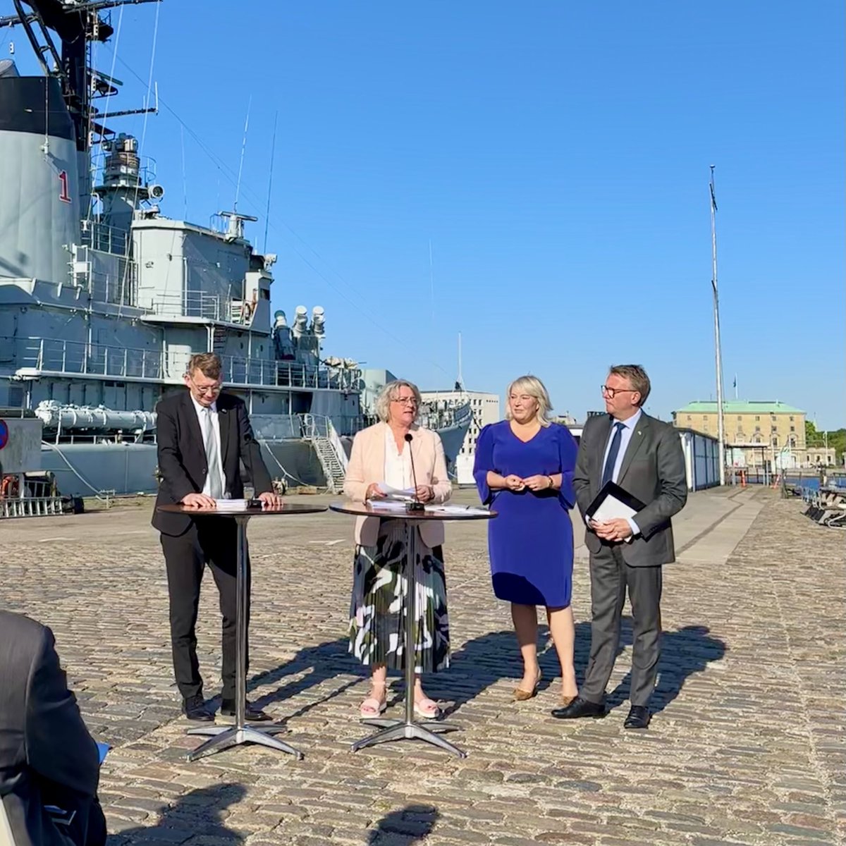 Vi kan bygge krigsskibe i Danmark, hvis vi vil. Men det kræver en hel del. Blandt andet en strategisk flådeplan, øget skibsbygningskapacitet og flere hænder til opgaven.. Stor fornøjelse at aflevere vores anbefalinger til @troelslundp, @mfmorten og @Christinaegelun #dkpol