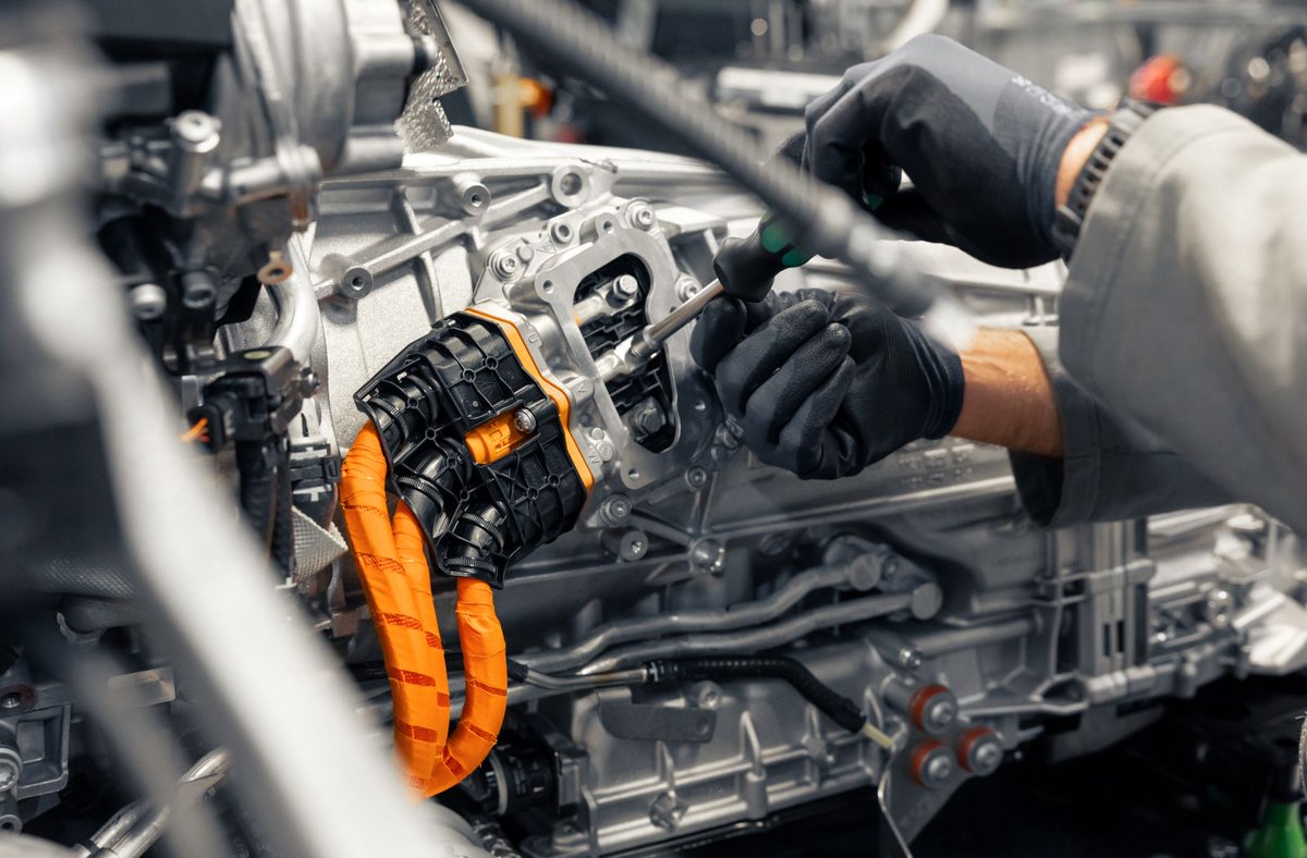BLLNR's tweet photo. Bentley Introduces the Ultra Performance Hybrid https://t.co/Z2ao4jhndL https://t.co/j7t49l6cjs