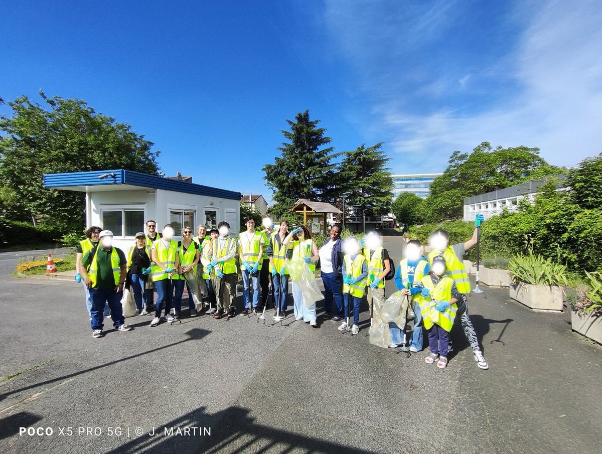 JMartin49350's tweet photo. Le 18/05/2024, le #LPOGeorgesBraque @0950666h a organisé une nouvelle action #CleanWalk en partenariat avec le @SyndicatAzur. Élèves, parents, amis, volontaires, tous étaient mobilisés pour faire d'Argenteuil une ville plus propre et sensibiliser les passants. 
@edd_versailles https://t.co/6bewCkoxzW