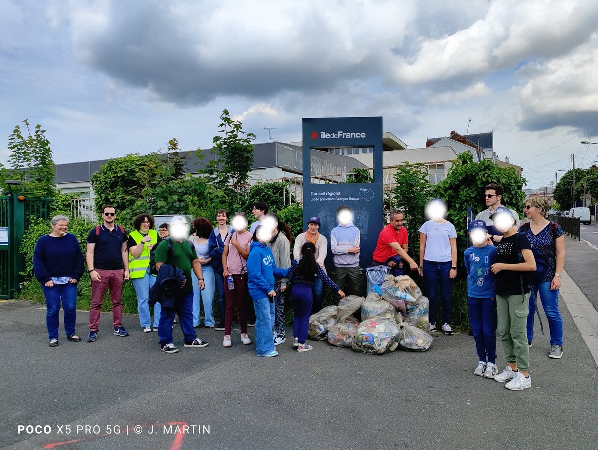JMartin49350's tweet photo. Le 18/05/2024, le #LPOGeorgesBraque @0950666h a organisé une nouvelle action #CleanWalk en partenariat avec le @SyndicatAzur. Élèves, parents, amis, volontaires, tous étaient mobilisés pour faire d'Argenteuil une ville plus propre et sensibiliser les passants. 
@edd_versailles https://t.co/6bewCkoxzW