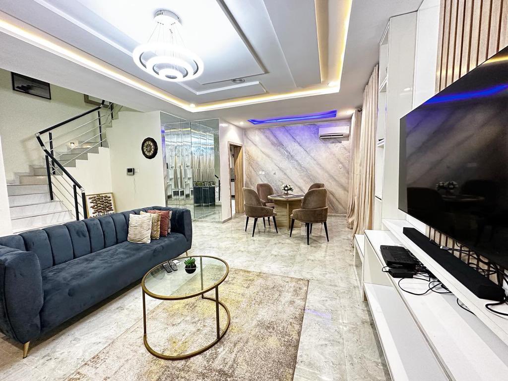 TomiApartments's tweet photo. 📍 Victoria Bay 3 Estate, Ikate, By Nike Art Gallery

Features:
3 Bedroom Maisonette 
Smart TVs in all rooms
Netflix/DSTV
24/7 power supply
High-speed Internet 
Fully furnished Kitchen
Clean and treated water
Swimming pool 
Gym &amp; Security

Price: 156k/Night 
50k caution deposit https://t.co/LVxlJ35m6P
