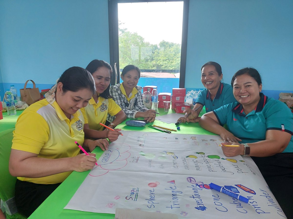 WorldVisionTH's tweet photo. #มูลนิธิศุภนิมิตฯ จ.สุรินทร์ เชิญครูผู้สอนภาษาอังกฤษกว่า 80 คน จัดอบรมเชิงปฏิบัติการ “พัฒนาทักษะภาษาอังกฤษเพื่อการสื่อสารและการสอนสำหรับครูผู้สอนเชิงนวัตกรรม” เพื่อพัฒนานักเรียนและยกระดับผลสัมฤทธิ์ทางการเรียนให้มีประสิทธิภาพยิ่งขึ้น
#WVThailand50 #NotJust https://t.co/eA7ngRWq3i