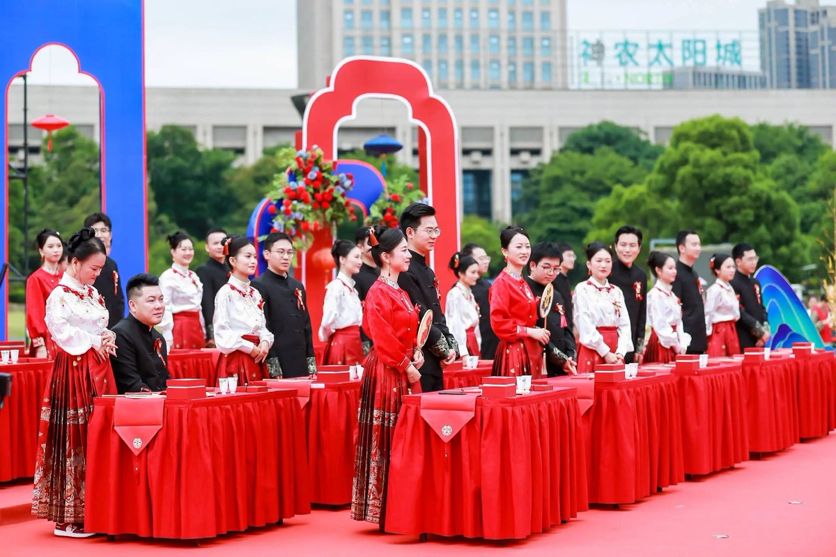 CRRC_ZELC's tweet photo. 10 newlyweds from CRRC Zhuzhou Locomotive Co., Ltd. participated in the 3rd Zhuzhou Young Talents Collective Wedding. Let’s take a look at the romantic scene of a Chinese wedding.
#CRRC #ZELC #WEDDING https://t.co/Psn7jBkKbZ