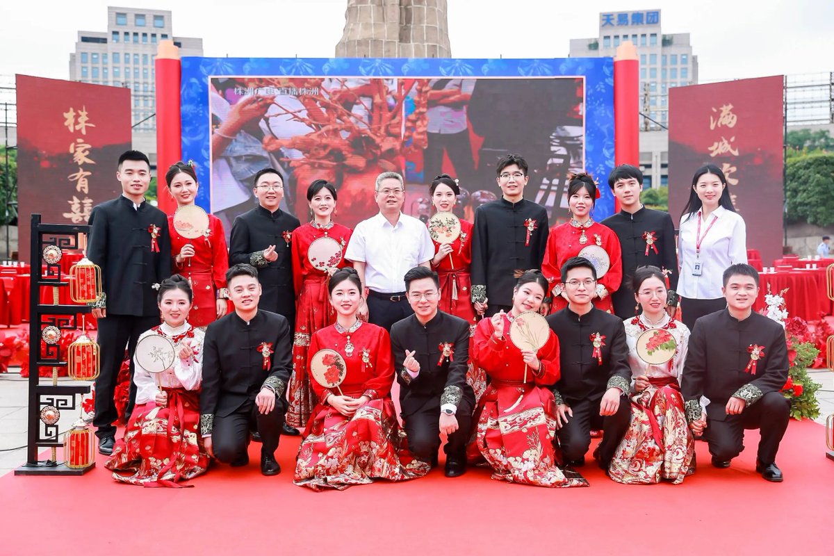 CRRC_ZELC's tweet photo. 10 newlyweds from CRRC Zhuzhou Locomotive Co., Ltd. participated in the 3rd Zhuzhou Young Talents Collective Wedding. Let’s take a look at the romantic scene of a Chinese wedding.
#CRRC #ZELC #WEDDING https://t.co/Psn7jBkKbZ
