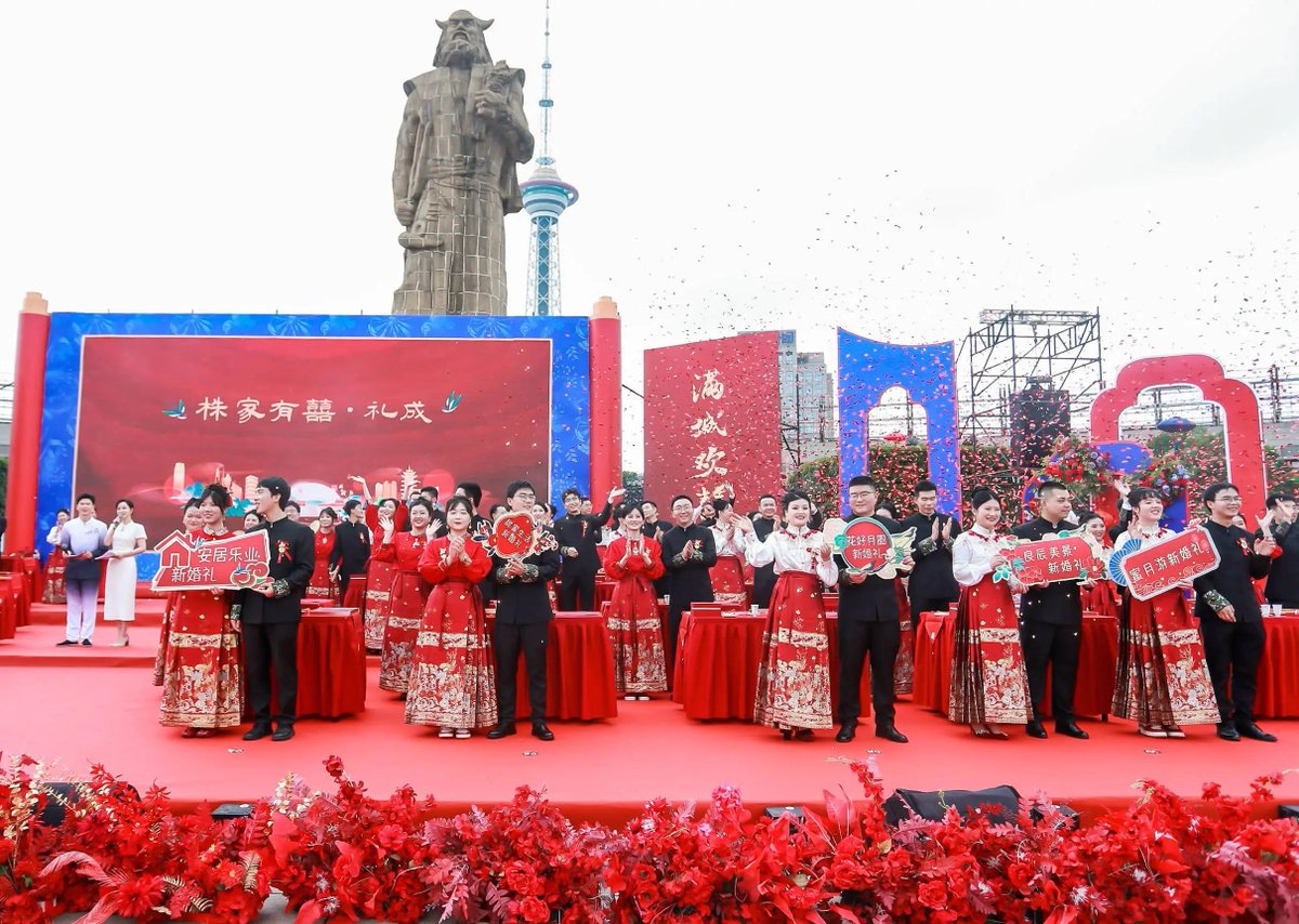 CRRC_ZELC's tweet photo. 10 newlyweds from CRRC Zhuzhou Locomotive Co., Ltd. participated in the 3rd Zhuzhou Young Talents Collective Wedding. Let’s take a look at the romantic scene of a Chinese wedding.
#CRRC #ZELC #WEDDING https://t.co/Psn7jBkKbZ