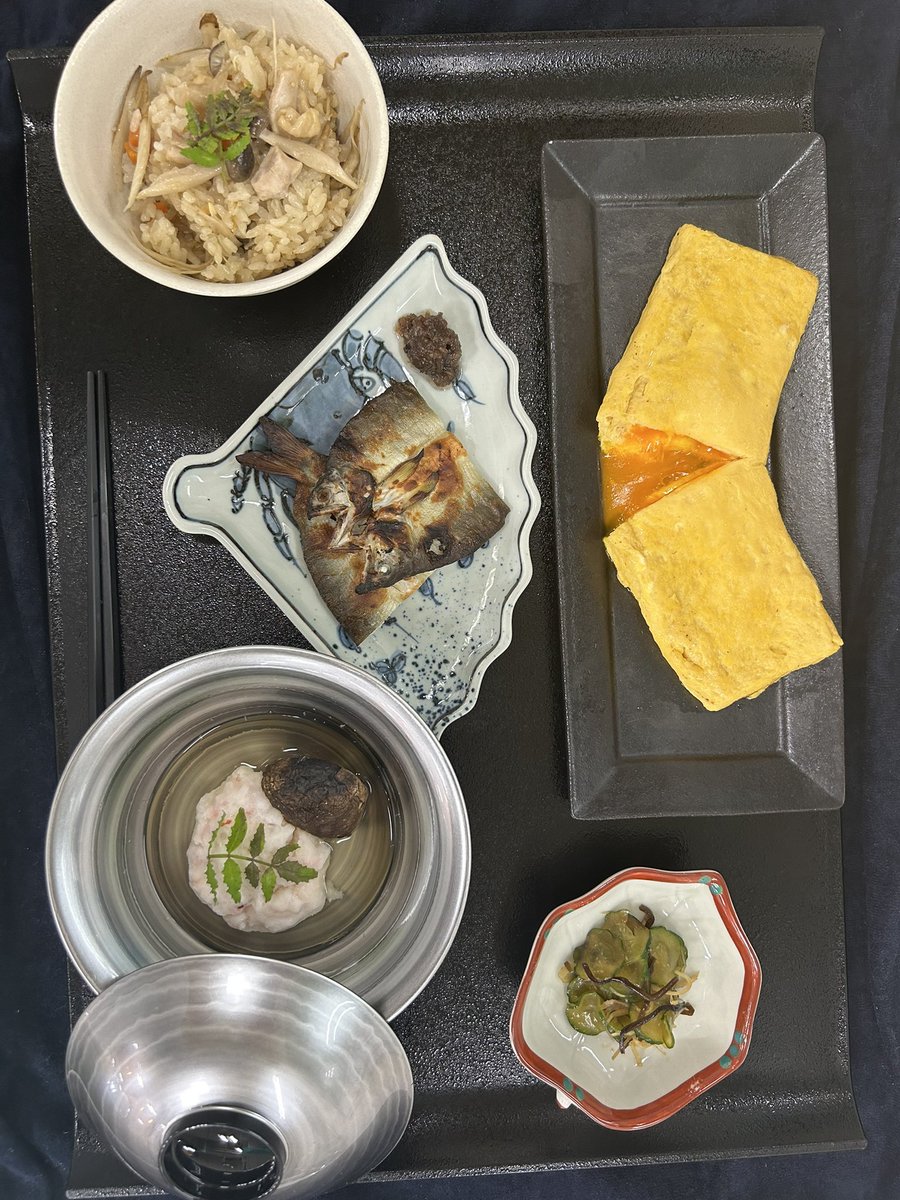 tamacho_tokyo's tweet photo. 【tamacho通信】
専門課程
調理高度技術学科2年生
日本料理実習
♦︎かしわ飯
♦︎だし巻き
♦︎海老真丈の煮物椀
♦︎きゅうり山椒漬け
#tamacho
#tokyo
#seiseki
#調理師
#日本料理 https://t.co/6V4NyEKYr6