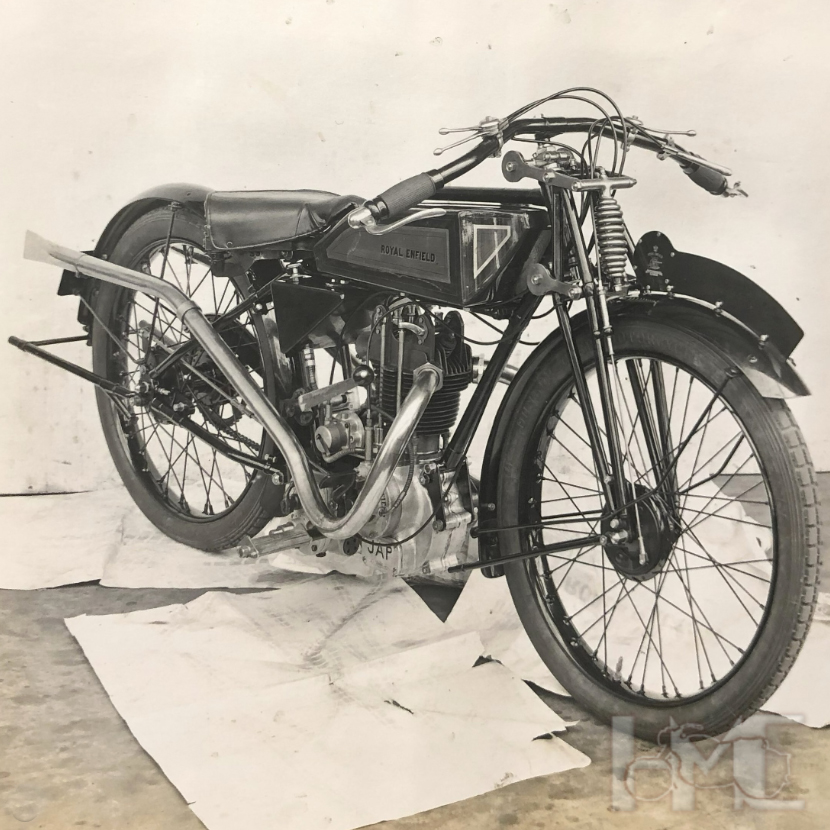 This wouldn’t be a good one for shorts! 😀 A 1925 Royal Enfield factory racer featuring a JAP engine photographed at the factory before being shipped off to South Africa.🌏 #RoyalEnfield #bullet #classic #vintage #photoshoot #england #enfield #madelikeagun #1920s #japengine #jap