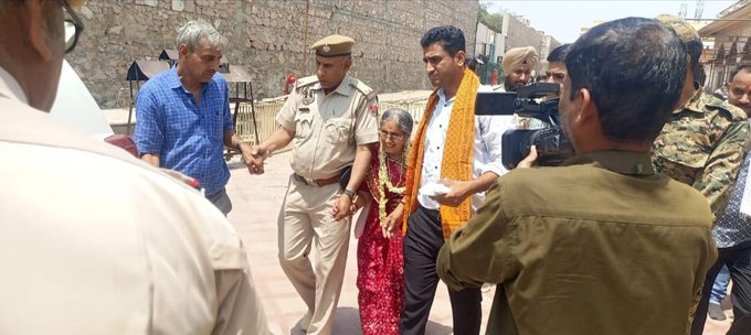 TheNagariMedia's tweet image. प्रधानमंत्री नरेन्द्र मोदी की पत्नी जसोदाबेन जयपुर प्रवास पर 

जयपुर के आराध्यदेव श्री गोविन्ददेव जी मंदिर मे किये दर्शन राजभोग झाँकि मे किये दर्शन
  #JashodabenModi #Jaipur #govinddevji