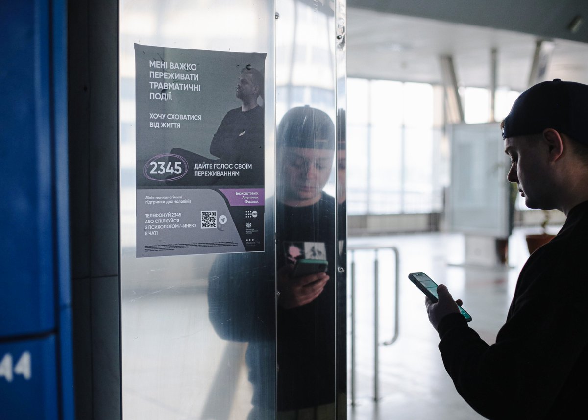 Men in #Ukraine face war challenges too. Thanks to @Ukrzaliznytsia, a @UKinUkraine-supported psychological helpline for men is promoted at stations in #Kyiv, #Kharkiv, #Odesa, and #Lviv. Since our cooperation began, over 2000 men have reached out. Together, we're changing lives