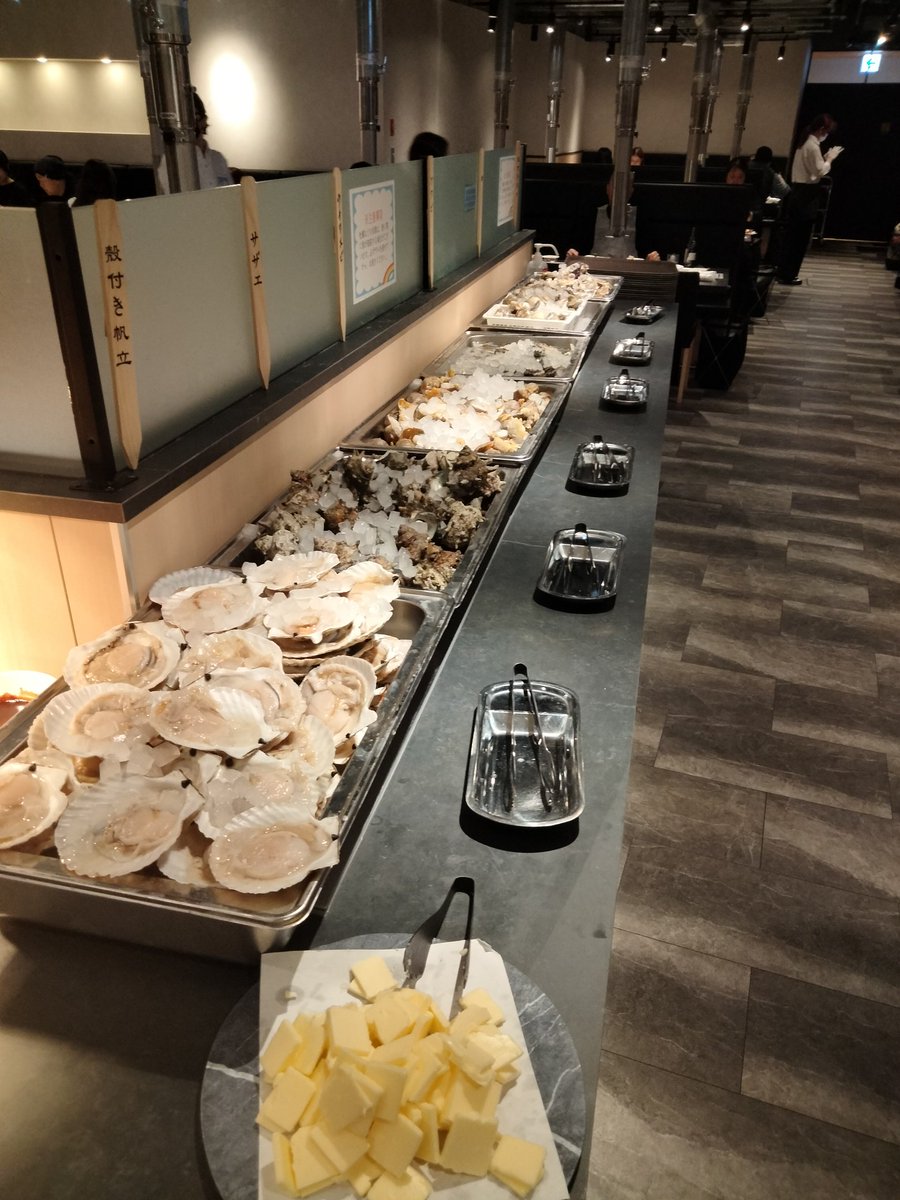 t508959's tweet photo. 海鮮ブッフェダイニング 銀座八芳

150種超の色鮮やかな料理が並ぶ焼肉&amp;和洋中ブッフェ 
 種類は豊富だった、見ているだけでワクワクで楽しめます😋酒あんまり飲めないなら、割と高いと思います✨
#銀座八芳
#海鮮料理 https://t.co/CR4nc85aIR