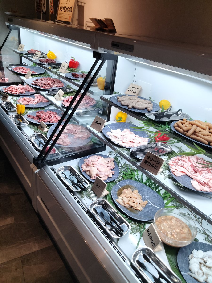 t508959's tweet photo. 海鮮ブッフェダイニング 銀座八芳

150種超の色鮮やかな料理が並ぶ焼肉&amp;和洋中ブッフェ 
 種類は豊富だった、見ているだけでワクワクで楽しめます😋酒あんまり飲めないなら、割と高いと思います✨
#銀座八芳
#海鮮料理 https://t.co/CR4nc85aIR