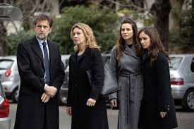 merlinpapin3's tweet photo. .@FredOL69007 Ce soir sur @France4 le film #TrePiani de Nanni Moretti (2021)
Avec : Margherita Buy, Riccardo Scamarcio, Alba Rohrwacher, Nanni Moretti, Alessandro Sperduti, Elena Lietti, Adriano Giannini, Denise Tantucci, Anna Bonaiuto, Paolo Graziosi, Stefano Dionisi, Tommaso Ragno, Teco Celio, Gea Dall'Orto, Chiara Abalsamo, Giulia Coppari, Alice Adamu, Letizia Arnò, Francesco Acquaroli, Daria Deflorian, Alessia Giuliani, Rossana Mortara, Laura Nardi, Sergio Pierattini, Arianna Serrao, Francesco Brandi, Lorenzo Fantastichini, Karen Di Porto, Silvia Iorio, Roberto De Francesco

A Rome, les habitants d'un immeuble vont se déchirer à cause de la faute de l'un d'eux, Andrea, le fils de 20 de Dora et Vittorio, qui vivent au dernier étage. Vittorio ne comprend pas Andrea, pire le rejette. Dora, elle, ne veut pas abandonner son fils. Si elle le fait, c'est à cause d'un ultimatum imposé par son mari. Il y a aussi Monica, abandonnée de long mois par son mari qui travaille à l'étranger, qui est effrayée à l'idée de devenir mère sans aucun soutien. Lucio, de son côté, accuse de négligence tous ses voisins alors qu'il laisse sciemment sa fille de 7 ans à la garde de son voisin de palier. Il trompe, agresse et bouleverse durablement tout l'équilibre de son foyer...