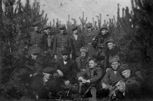 21 maja 1949 r.,otoczony przez grupę operacyjną UB-KBW-MO,w okolicach wsi Dąbrówka na Lubelszczyźnie, odebrał sobie życie kpt.Zdzisław Broński 'Uskok', żołnierz AK, po wkroczeniu sowietów jego oddział walczył w strukturach WiN. Podkomendny mjr. Hieronima Dekutowskiego 'Zapory' 🇵🇱