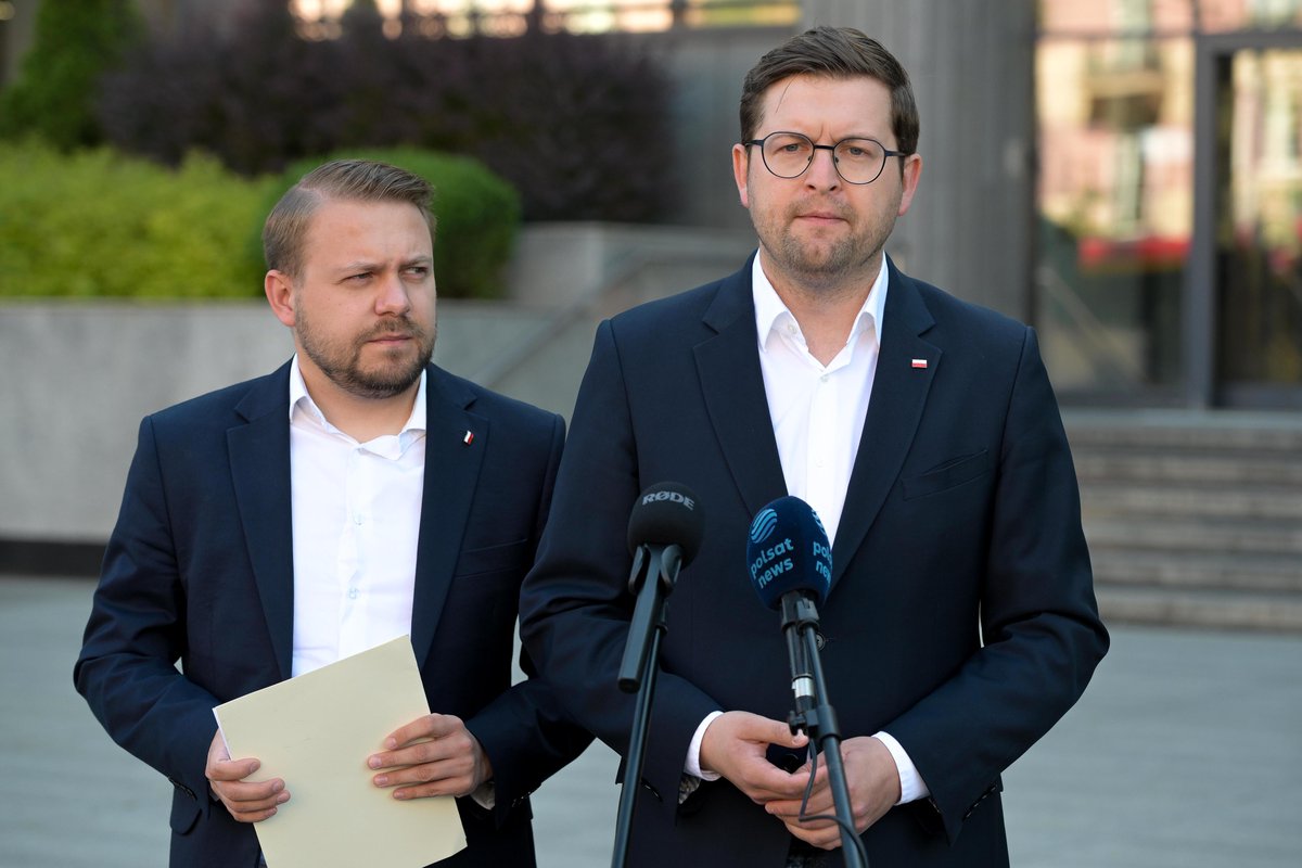 💬 Poseł PiS @SliwkaAndrzej: Partia polityczna, jaką jest Platforma Obywatelska, której przedstawiciele byli przeciwko budowie zapory na granicy, przeciwko ustawie, która miała zaostrzyć kary dla szpiegów, której przedstawiciele i sympatycy byli w czołówce nagonki na polskich