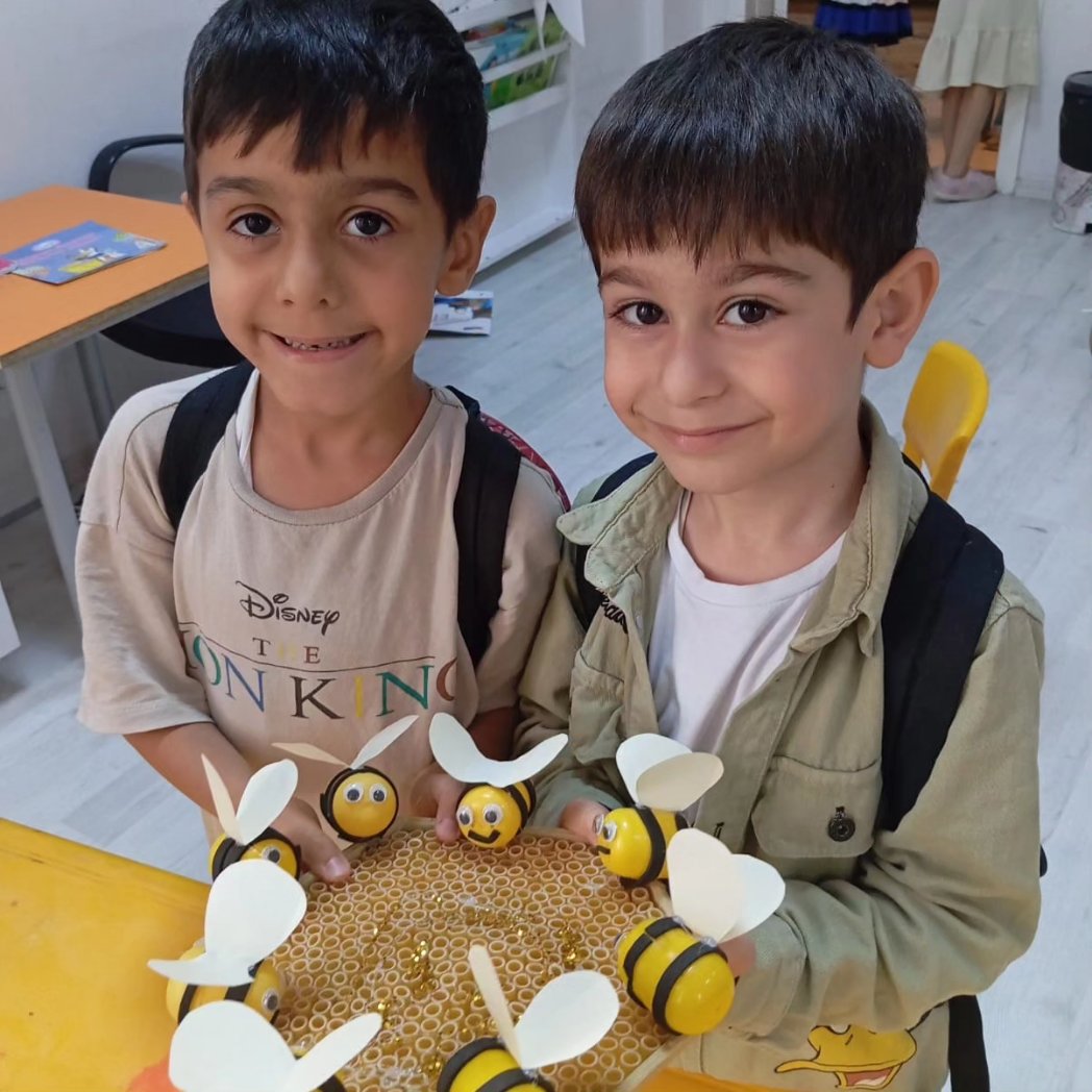 Batmancamlitepe's tweet photo. 20 Mayıs Dünya Arı Gününde öğrencilerimizle arıların, biyoçeşitliliğin korunmasındaki etkisini konuştuk, izledik ve okuduk.  Çünkü "Arı varsa, hayat var." 🐝🍯🌳🌺 @tcmeb @BatmanilMEM @Batman_mem_arge @EkoOkullar_TR #okullardaormanprojesi https://t.co/QxGQxPBMV4