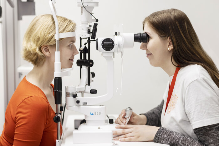 Metropolian optometrian tutkinto sai Suomen ensimmäisenä kansainvälisen akkreditoinnin 💡 Optometriajärjestö ECOO myöntää akkreditoinnin, jos tutkinto täyttää laatuvaatimukset neljällä eri osa-alueella. Lue uutinen: metropolia.fi/fi/metropolias… #RatkaisijaKorkeakoulu #Optometria