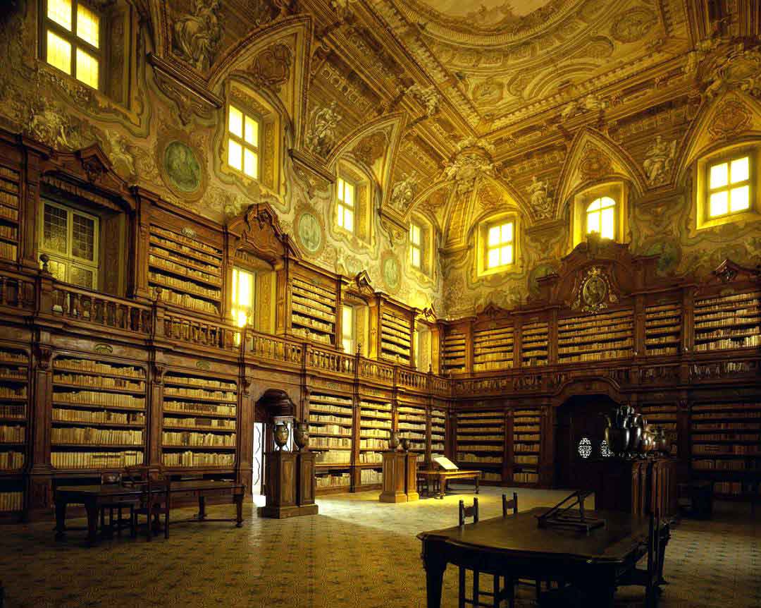 Biblioteca Girolamini, Nápoles, uno de los tesoros más importantes del patrimonio cultural europeo, se abrió al público en 1586. Alberga cerca de 170.00 obras, entre las que se encuentran numerosos manuscritos, incunables,  cinquecentinas y composiciones musicales del s.XIV-XIX.