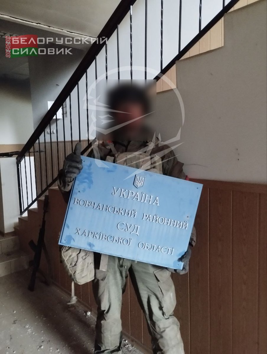 Soldado 🇷🇺 posando con el cartel de una oficina judicial 🇺🇦 en la zona de Vovchanks, después de ser conquistada la zona.