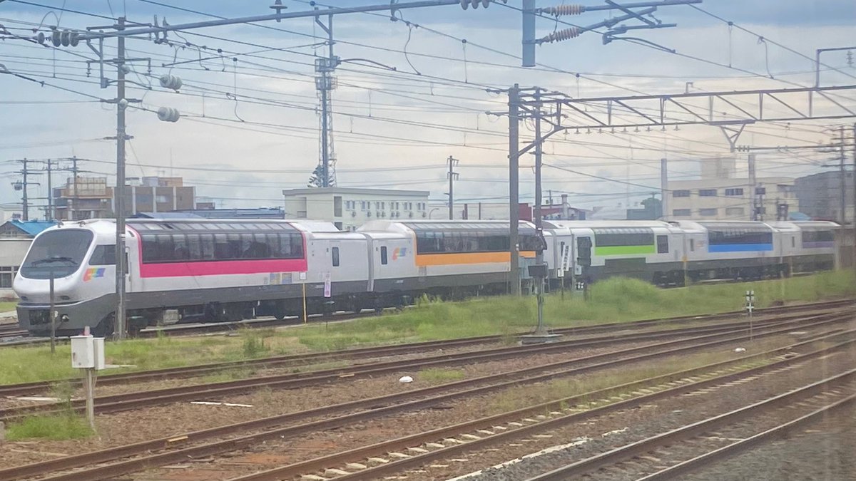 苗穂駅付近で撮影したノースレインボーエクスプレス
快速エアポートの車内から撮影